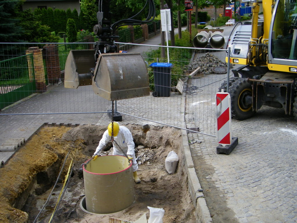 GFK - Schachtsanierung Senftenberg Steindamm Einbau Predel- Schachtboden und GFK Schachtrohr